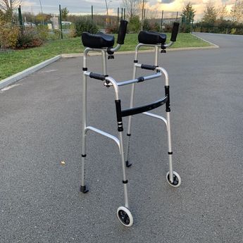 Cadre de marche avec appuis brachiaux